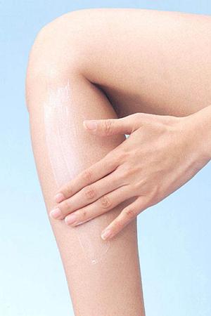 さまざまな素材を使った治療を受ける